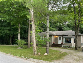 Cheerful 4-bedroom cottage in nature setting